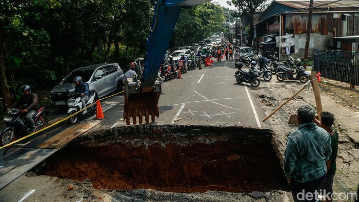 Perbaikan Jalan Amblas Lenteng Agung Diperkirakan Habiskan Anggaran Rp380 Juta