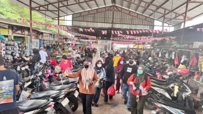 Pemkot Bandarlampung Kerahkan Tenaga Kesehatan Bagikan Masker untuk Lindungi Warga dari Abu Vulkanik
