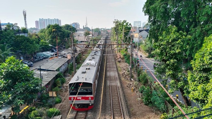 KCI Blacklist Penumpang Viral Usai Marah dan Hirup Kamper di Dalam KRL