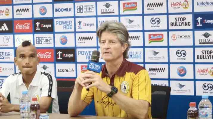 Pieter Huistra Fokus Tingkatkan Kondisi Fisik Pemain PSS Sleman